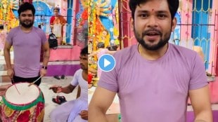 singer-aneek-dhar-plays-dhaak -viral-video