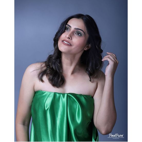 तिने 'स्टॅण्ड बाय' या हिंदी चित्रपटात आणि 'आंबट गोड' या मालिकेत नकारात्मक रोल केला होता.