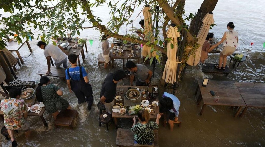 thailand-flood-restaurant-viral