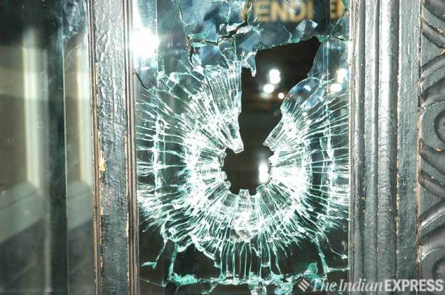 कुलाबातील कॅफे लिओपोल्डवरही दहशतवाद्यांनी हल्ला केला. या ठिकाणी दहशतवाद्यांनी केलेल्या गोळीबारात ११ जणांचा मृत्यू तर २८ जण जखमी झाले होते. (Express Photo by Vasant Prabhu)