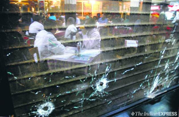 दहशतवाद्यांनी केलेल्या अंधाधुंद गोळीबाराचे निशाण या ठिकाणी काचांवर पाहायला मिळाले. (Express Photo by Pradip Das)