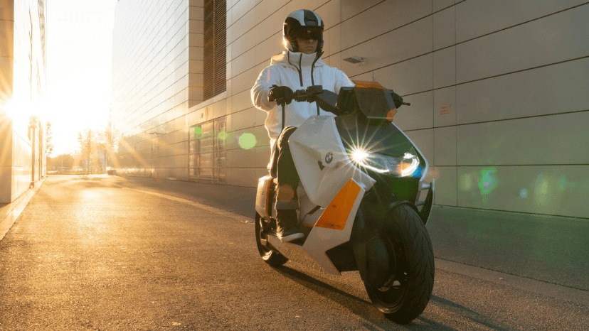 बीएमडब्ल्यू कंपनीच्या लक्झरी कारप्रमाणेत मोटारसायकलींनाही ग्राहकांनी पसंती दिली आहे. आता जर्मन टू व्हिलर निर्माती कंपनी पहिल्या इलेक्ट्रिक स्कूटरसाठी सज्ज झाली आहे. (Photo- bmw motorcycles)