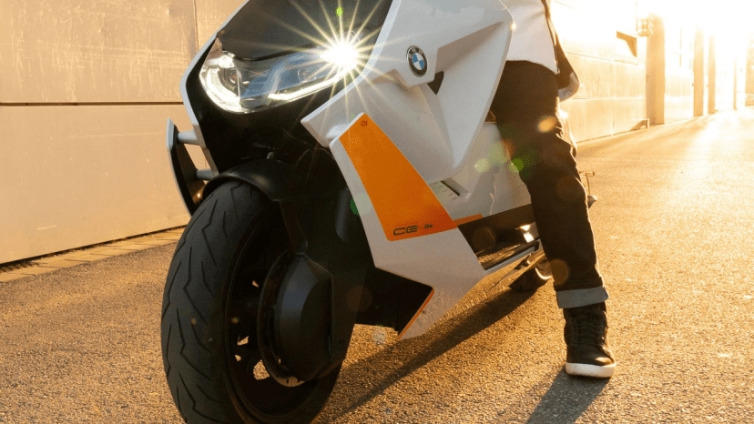 वर्ष २०२० मध्ये इलेक्ट्रिक स्कूटरचं संकल्पना मॉडेल सादर केलं होतं. कंपनीने या वर्षी जुलैमध्ये अधिकृतपणे आपली सर्व-इलेक्ट्रिक स्कूटर बीएमडब्ल्यू CE 04 सादर केली. आता दुचाकी ब्रँडने या इलेक्ट्रिक स्कूटरचे उत्पादन सुरू केले आहे. (Photo- bmw motorcycles)