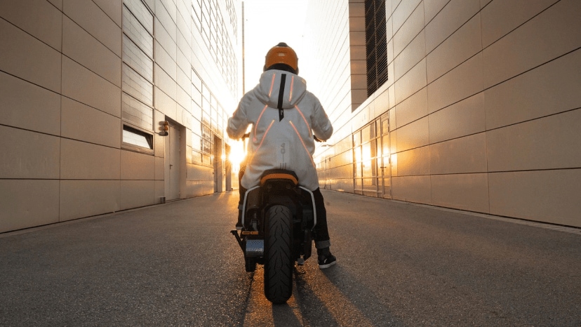 बीएमडब्ल्यू मोटरराडने इलेक्ट्रिक आणि शहरी भागातील गरज पाहता एक पाऊल पुढे टाकलं आहे. २०१७ साली कंपनीने पहिल्यांदा या दिशेने पाऊल उचललं होतं. (Photo- bmw motorcycles)