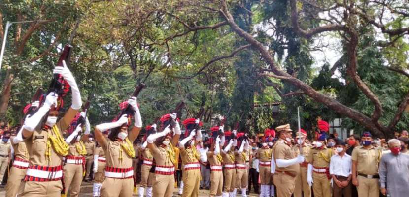 उपस्थित सर्वांनाच बाबासाहेब पुरंदरे यांच्या अखेरच्या दर्शनाची ओढ लागली होती.