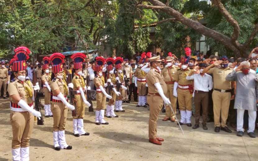 यावेळी महिला पोलिसांच्या विशेष पथकाने बाबासाहेब पुरंदरे यांना सलामी दिली.