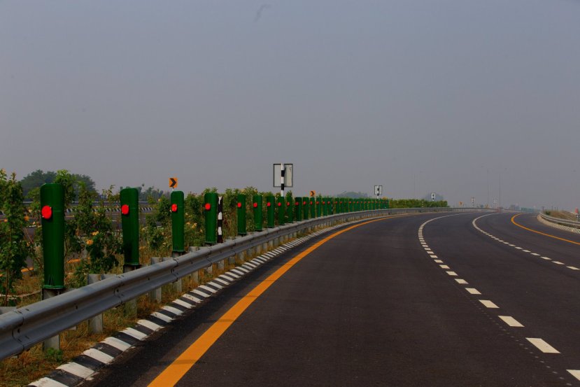 पूर्वांचल द्रुतगती मार्ग सुमारे २२,५०० कोटी रुपये खर्चून बांधण्यात आला आहे. (फोटो सौजन्य- ट्विटर)