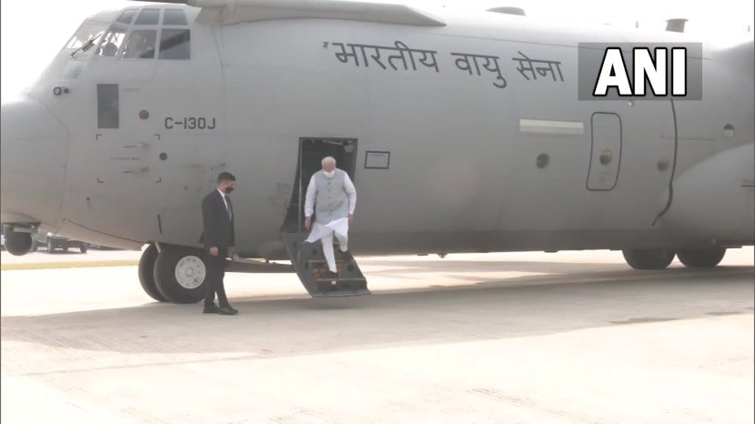 पंतप्रधान मोदी पूर्वांचल एक्स्प्रेसवेचे उद्घाटन करण्यासाठी भारतीय हवाई दलाच्या हर्क्यूलस विमानाने उत्तर प्रदेशात दाखल झाले. (फोटो सौजन्य - ANI)