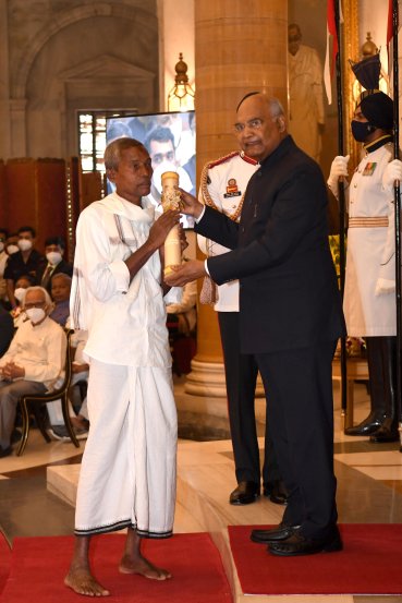 An orange vendor who built a school with his earnings Story of Padma Shri awardee Harekala Hajabba