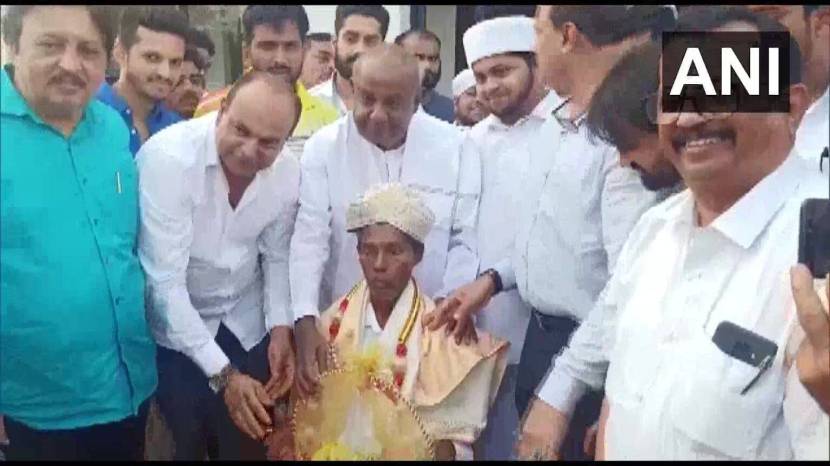 An orange vendor who built a school with his earnings Story of Padma Shri awardee Harekala Hajabba