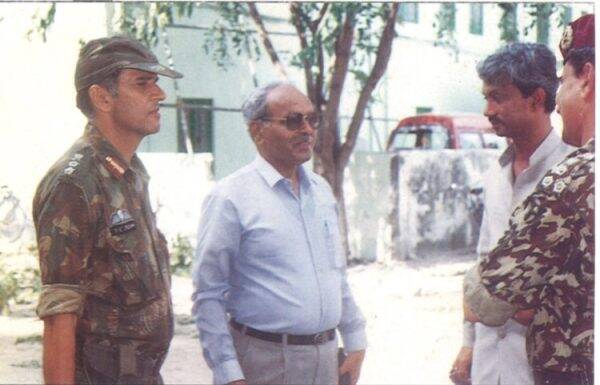 कर्नल सुभाष सी जोशी, मालदीवमधील भारताचे उच्चायुक्त अरुण बॅनर्जी आणि ब्रिगेडियर फारुख बुलसारा एका अज्ञात व्यक्तीसह (पांढऱ्या शर्टमध्ये), मालदीवमधील माले, नोव्हेंबर १९८८ मध्ये दहशतवाद्यांच्या अटकेनंतर NSS मुख्यालयाबाहेर उभे होते. (फोटो क्रेडिट: आर्काइव्ह्ज ऑफ द ६ PARA, इंडियन आर्मी)