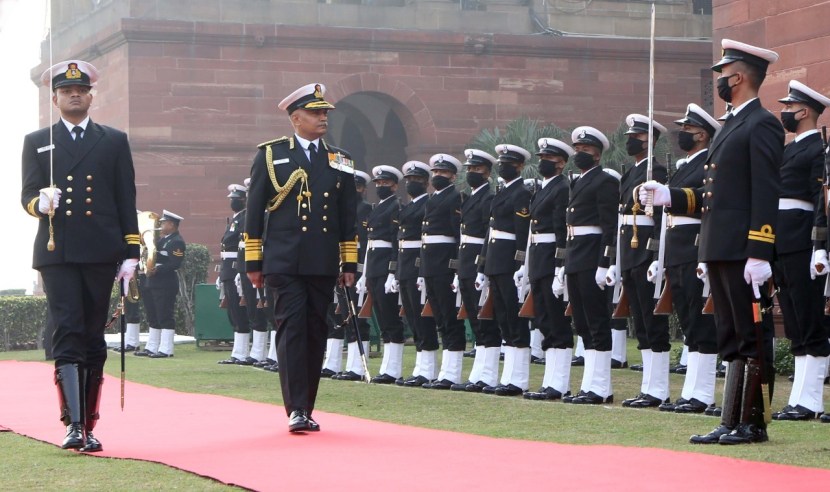 नवी दिल्ली इथे नौदल मुख्यालयात झालेल्या शानदार कार्यक्रमात नव्या नौदल प्रमुखांना मानवंदना देण्यात आली