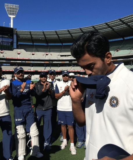 केएल राहुलने २०१४ मध्ये कसोटीत मेलबर्न ग्राउंडमध्ये पदार्पण केलं होतं. आपल्या टेस्ट कॅपला चुंबन घेतानाचा एक फोटो शेअर केला होता. 