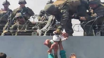 चेंगराचेंगरीतून वाचवण्यासाठी अमेरिकन सैनिकाकडे दिलेलं अफगाणी बाळ बेपत्ता, आई-वडिलांची पायपीट