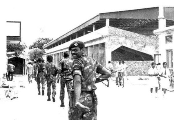 त्यानंतर भारतीय सैनिक ४ नोव्हेंबर १९८८ रोजी पहाटे मालेच्या रस्त्यावर  शोध आणि गस्त मोहीम राबवत होते. (फोटो क्रेडिट: Historical photos of Maldives/Facebook)