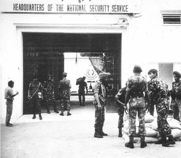 संघर्ष संपल्यानंतर नोव्हेंबर १९८८ मध्ये माले येथील NSS मुख्यालयाबाहेर भारतीय सैनिक जमा झाले होते. ते इमारतीत सामान नेण्यात मदत करताना दिसतात. (फोटो क्रेडिट: Historical photos of Maldives/Facebook)