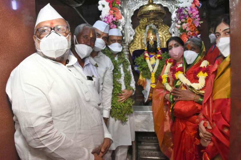 त्यानंतर त्यांना राज्य परिवहन महामंडळाच्यावतीने देण्यात येणारा प्रवास सवलत पास पवार यांनी सुपूर्द केला.