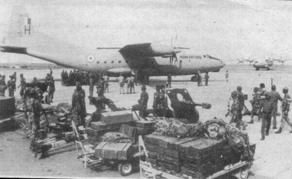 ऑपरेशन कॅक्टस दरम्यान, भारताच्या पॅरा ब्रिगेडने ३ नोव्हेंबर १९८८ रोजी, अतिरेकी हल्ला सुरू झाल्यानंतर काही तासांनी मालदीवमधील हुल्हुले विमानतळावर दारूगोळा उतरवला. (फोटो क्रेडिट: मालदीव विमानतळ आणि फायर रेस्क्यू/ट्विटर)