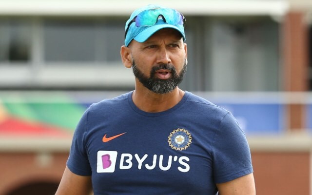 पारस म्हांब्रे - पारस म्हांब्रे द्रविडचे विश्वासू म्हणून ओळखले जातात. मागील अनेक वर्षांपासून द्रविडसोबत राष्ट्रीय क्रिकेट अकादमी, भारत अ आणि १९ वर्षाखालील संघाचे गोलंदाजी प्रशिक्षक म्हणून कार्यरत असलेले माजी कसोटीपटू पारस म्हांब्रे यांची गोलंदाजी प्रशिक्षक म्हणून नियुक्ती करण्यात आली आहे. त्यांनी भरत अरुण त्यांची जागा घेतली.