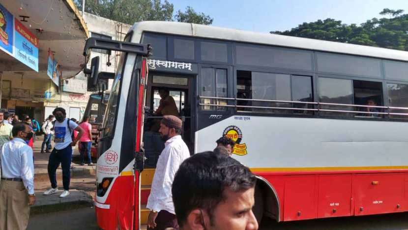 आता संपानंतर लॉकडाऊन पश्चात सुरू झालेली शहरी बससेवा देखील ठप्प झालीय.