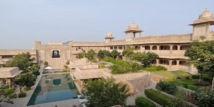 या हॉटेलमध्ये सर्वात महागडा सूट (Raja Man Singh) विकी आणि कतरिनासाठी बूक करण्यात आला आहे.