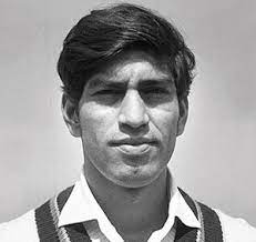१९५० च्या दशकात पाकिस्तानकडून खेळणारा वॉलिस मॅथियास हा पहिला मुस्लीम नसलेला खेळाडू होता. त्याने २१ कसोटी खेळल्या आणि २४च्या सरासरीने ७८३ धावा केल्या.