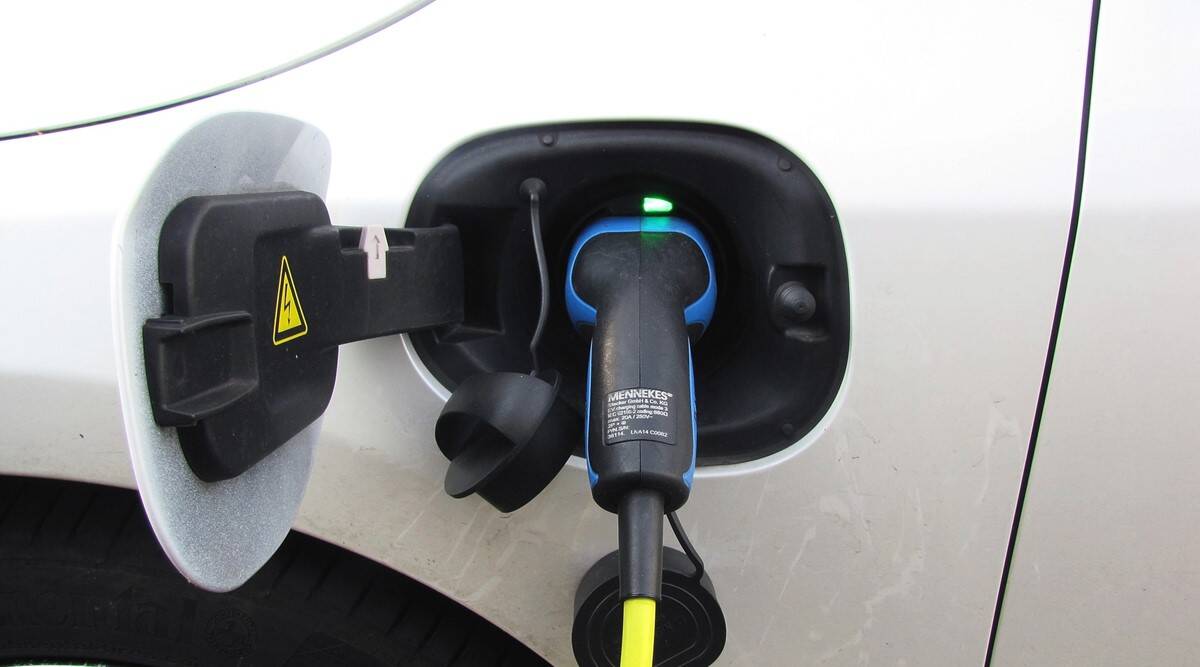 electric-car-plug-in-pixabay-1200
