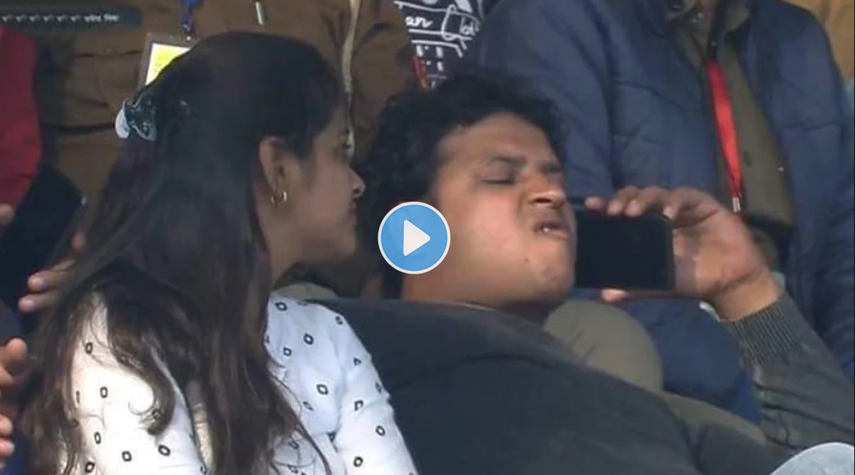 fans eating gutkha at stadium