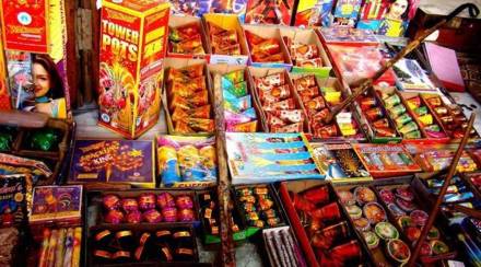 फटाक्यांना मागणी, पुरवठा मात्र कमी ; आवक कमी असल्याने १० ते १५ टक्के दरवाढ
