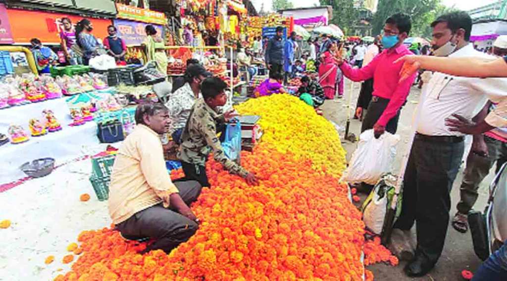 लक्ष्मीपूजन साहित्य खरेदीची लगबग ; बाजारात फुलांची मोठी आवक, झेंडू स्वस्त