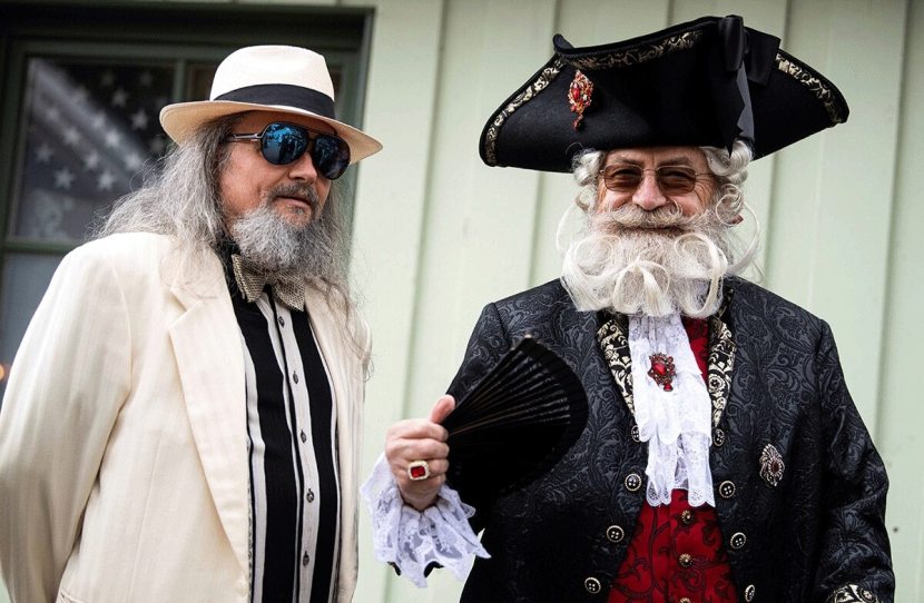 German Moustache And Beard Championship: जगभरात एखादी स्टाईल आली की ती आता सोशल मीडियावरून थेट प्रत्येकाच्या उंबऱ्यापर्यंत येऊन पोचते. स्त्रीयांमध्ये जशी कपड्यांची फॅशन असते, अगदी तशीच पुरूषांमध्ये रूबाबदार आणि स्टायलिश दाढी-मिश्यांची फॅशन असते. पुरूषांमध्ये ही वाढती क्रेझ पाहून हल्ली तर दाढी-मिश्यांच्या अनोख्या स्पर्धा घेतल्या जातात. जर्मनीमध्ये नुकतीच ही अनोखी स्पर्धा पार पडलीय. लोकांमध्ये या स्पर्धेसाठी प्रचंड उत्सुकता होती. या स्पर्धेचे फोटोज सध्या प्रचंड व्हायरल होत असून पुरूष या स्टायलिश दाढी-मिश्यांकडे आकर्षित होत आहेत. (ALL PHOTOS : Reuters)