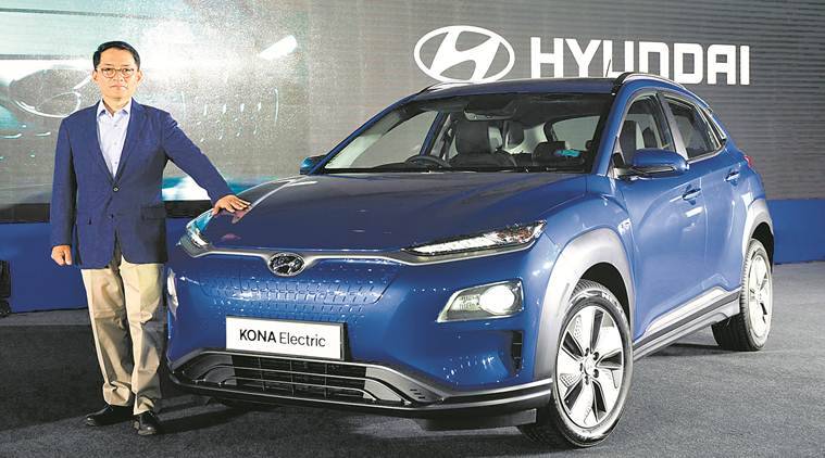 ह्युंदाई मोटर्सची इलेक्ट्रिक वाहनेच नव्हे तर इतर वाहनेही विक्रीत मागे आहेत. Hyundai Creta नुकतेच ऑक्टोबरच्या टॉप-10 विकल्या जाणाऱ्या वाहनांच्या यादीतून वगळण्यात आले आहे. इलेक्ट्रिक कार विभागात, एप्रिल-सप्टेंबरमध्ये Hyundai Kona इलेक्ट्रिकची विक्री केवळ ५१ युनिट्स होती, जी गेल्या वर्षीच्या १०१ युनिट्सपेक्षा ५०% कमी आहे. एका चार्जमध्ये ४५२ किमी कव्हर करणाऱ्या या कारची किंमत २३.७ लाख रुपयांपासून सुरू होते. (Photo- Indian Express)