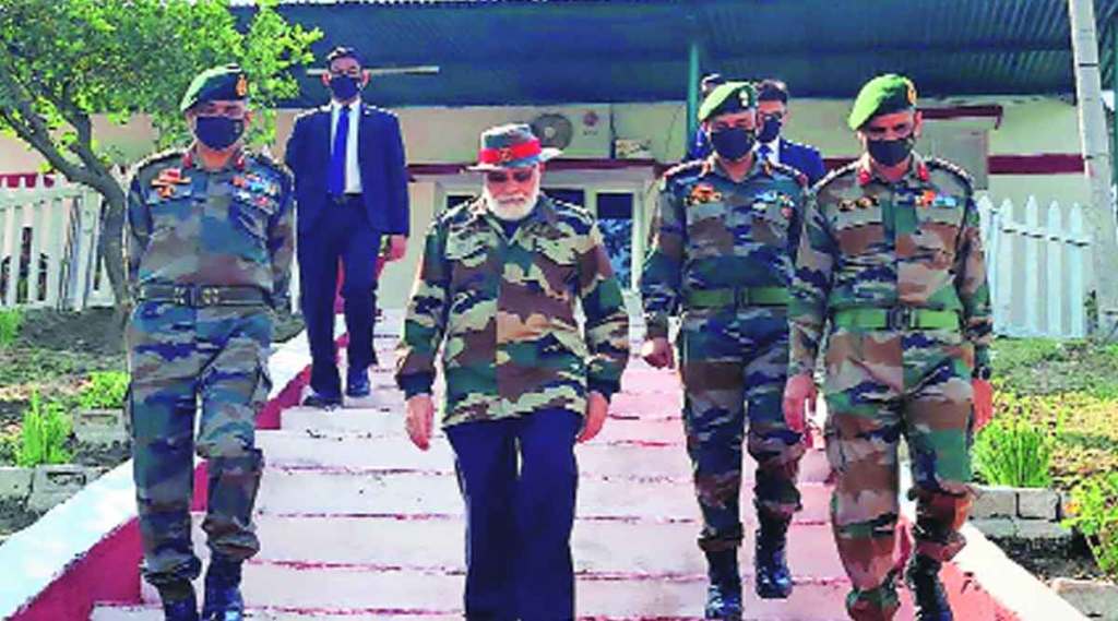 जम्मू-काश्मीरमधील राजौरी या सीमावर्ती जिल्ह्यातील नौशेरा सेक्टरमध्ये पंतप्रधान नरेंद्र मोदी यांनी जवानांबरोबर दिवाळी साजरी केली.