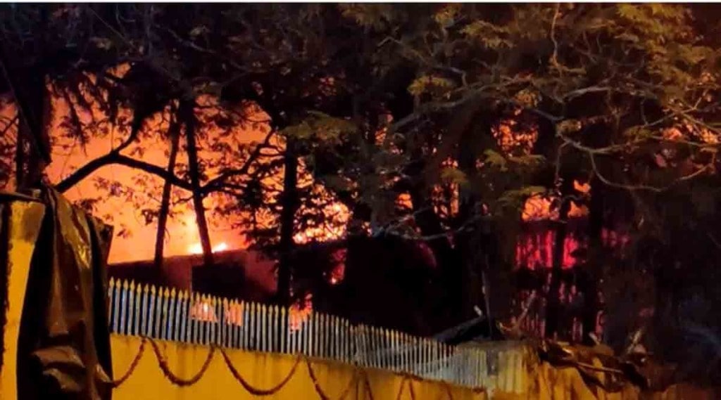 मुंबई: कांजूरमधील सॅमसंग सर्व्हिस सेंटरमध्ये भीषण आग, १० जणांची सुटका