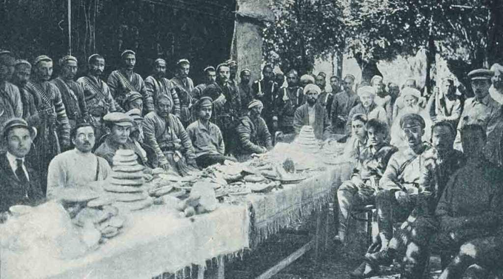 सोव्हिएत सैन्य आणि बासमाची यांच्यात वाटाघाटींसाठी १९२१ मध्ये झालेल्या बैठकीचे छायाचित्र