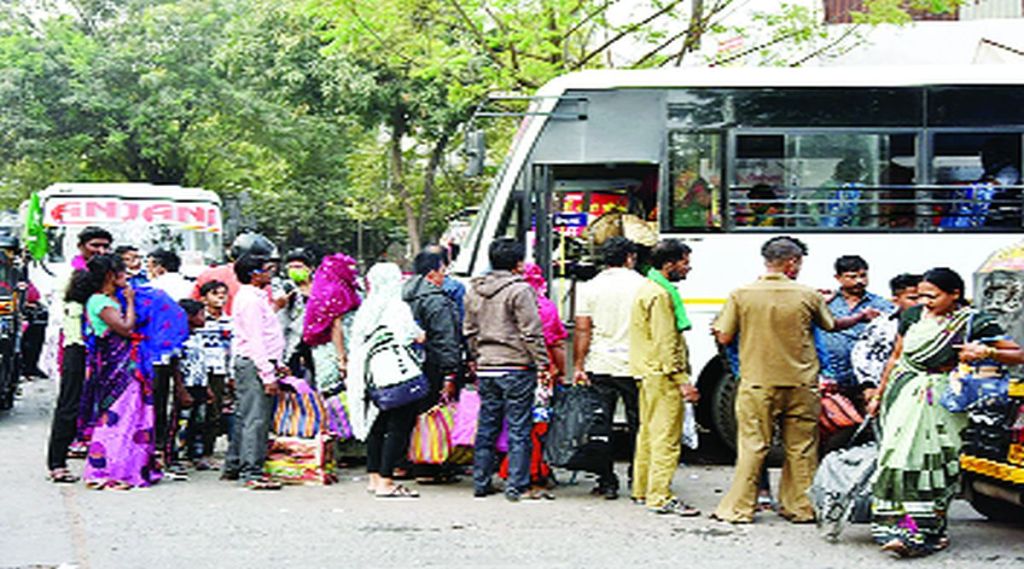 खासगी बस समोर लागलेल्या प्रवाशांच्या रांगा.