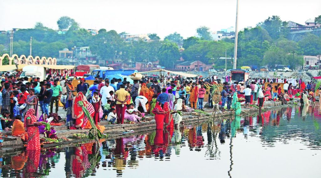 गोदाकाठी रामकुंड परिसराकडे जाणाऱ्या रस्त्यावर पोलिसांनी अडथळे उभारले आहेत. त्यामुळे छटपुजेसाठी उत्तर भारतीयांनी गाडगे महाराज पुलापासूनपुढे नदीकिनारी गर्दी केली होती. (छाया-यतीश भानू)