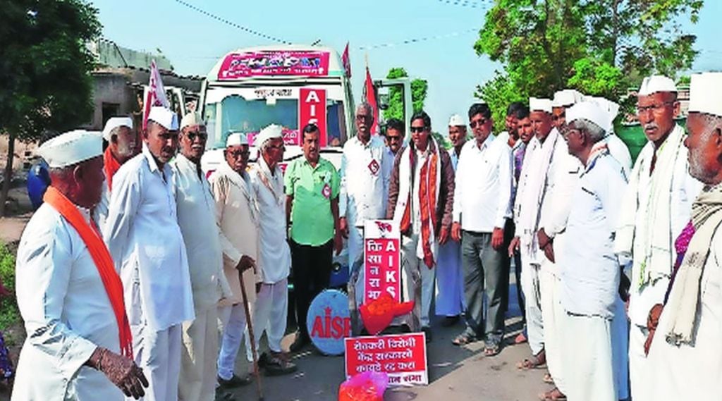 नांदगाव तालुक्यात शहीद किसान कलश यात्रेतंर्गत 
विविध ठिकाणी जनजागृती करण्यात आली.
