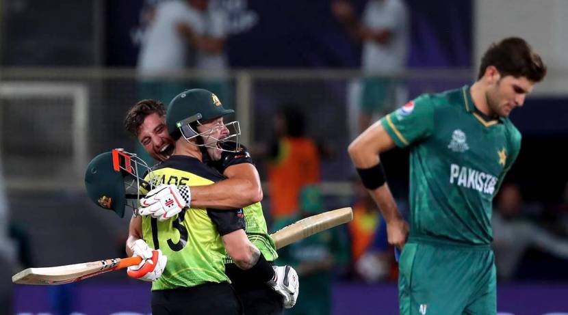 उपांत्य फेरीत ऑस्ट्रेलियाने पाकिस्तानचा ५ गडी राखून पराभव केला. या विजयानंतर पाकिस्तानचं दोन विश्वचषक जिंकण्याचं स्वप्न भंगलं. (AP Photo)