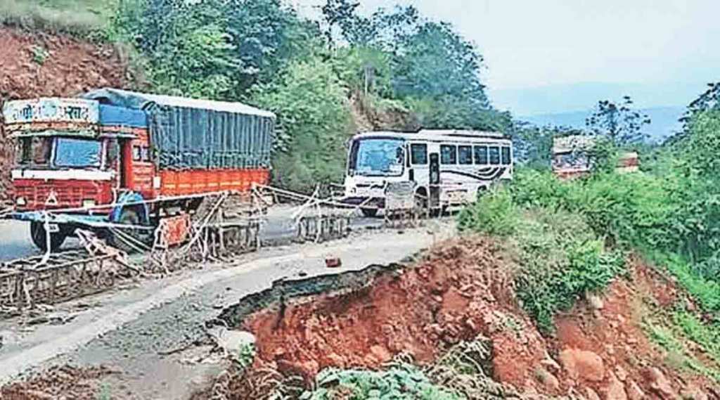 परशुराम घाट वाहतुकीसाठी धोकादायक ; खचलेल्या रस्त्याची डागडुजी अद्याप नाही
