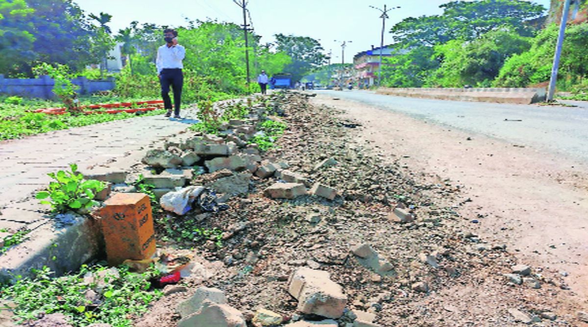 गुजरात गॅस वाहिनीच्या कामात रस्त्याची दुर्दशा