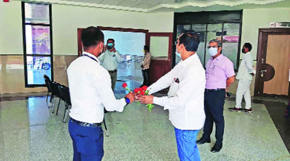उशिराने कामावर येणाऱ्या कर्मचाऱ्यांना गुलाबपुष्प