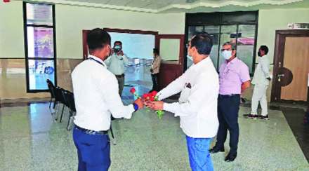 उशिराने कामावर येणाऱ्या कर्मचाऱ्यांना गुलाबपुष्प
