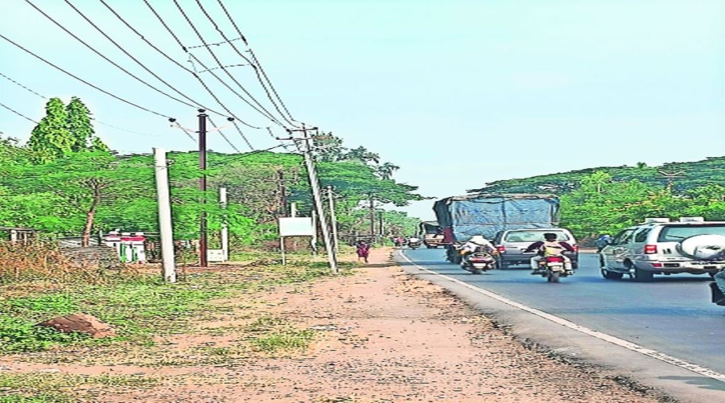 रस्ता रुंदीकरणात विद्युत खांबांचा अडथळा