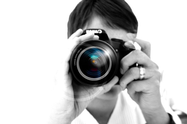 त्याऐवजी, तुम्ही लहान छायाचित्रकार किंवा फ्रीलांसर भाड्याने घ्या ज्यांना तुम्हाला कमी पैसे द्यावे लागतील. (फोटो: Pixabay)