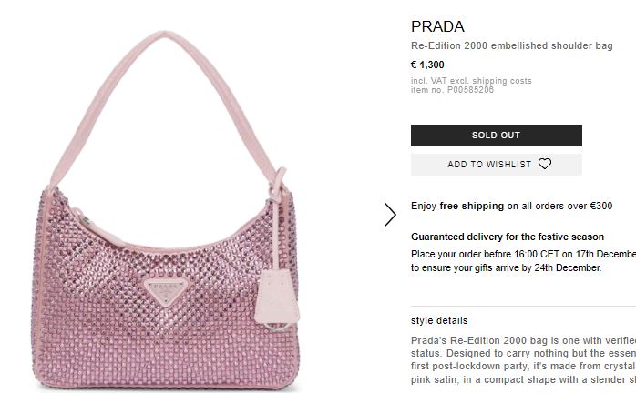 या फोटोत दिसणाऱ्या खुशीच्या बॅगची किंमत तब्बल १ हजार ३०० युरो म्हणजेच १ लाख १० हजार इतकी आहे.