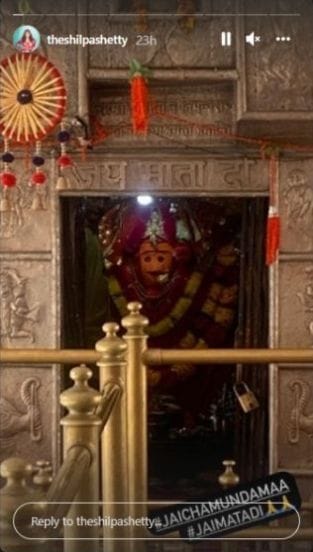 सोमवारी शिल्पा पती राज कुंद्रा आणि मुलांसोबत चामुंडा मंदिरात पोहोचली.