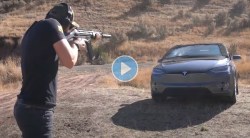 व्यक्तीने AK47 ने टेस्ला कारवर झाडल्या गोळ्या; पुढे काय झालं बघा व्हायरल व्हिडीओमध्ये