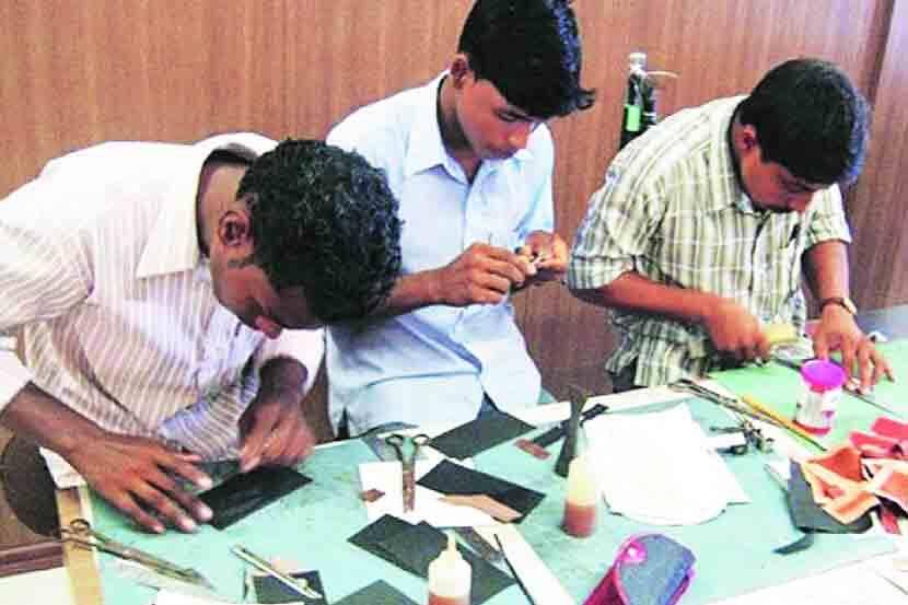 अभ्यासक्रम खूप व कौशल्ये तुटपुंजी ; प्रमोद महाजन कौशल्य विकास योजना बंदच