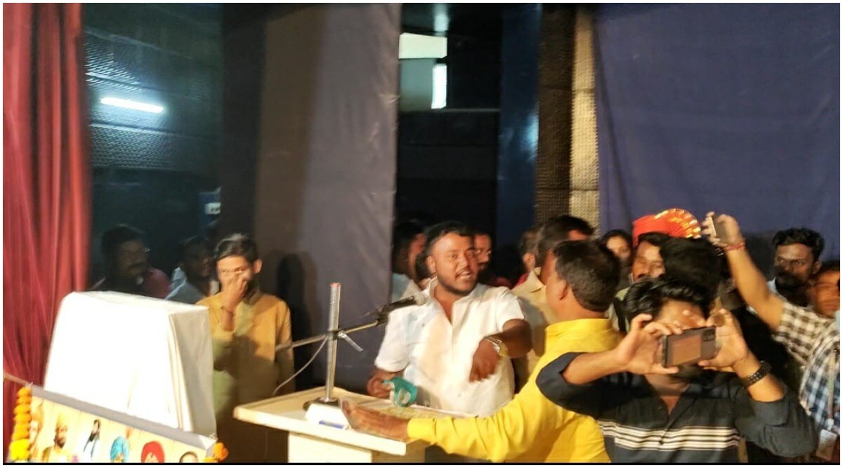 माजी मंत्री बबनराव घोलप यांच्यावर फेकले काळे ऑईल!